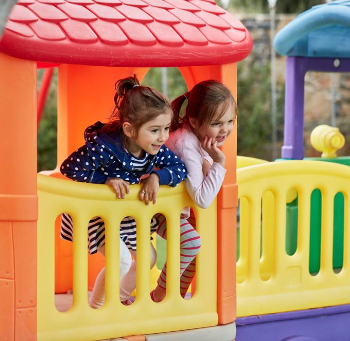 JARDIN D’ENFANTS ET PISCINE EXTÉRIEURE POUR ENFANTS