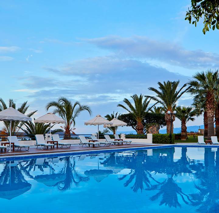 UNE PISCINE D'EAU DE MER EXTÉRIEURE